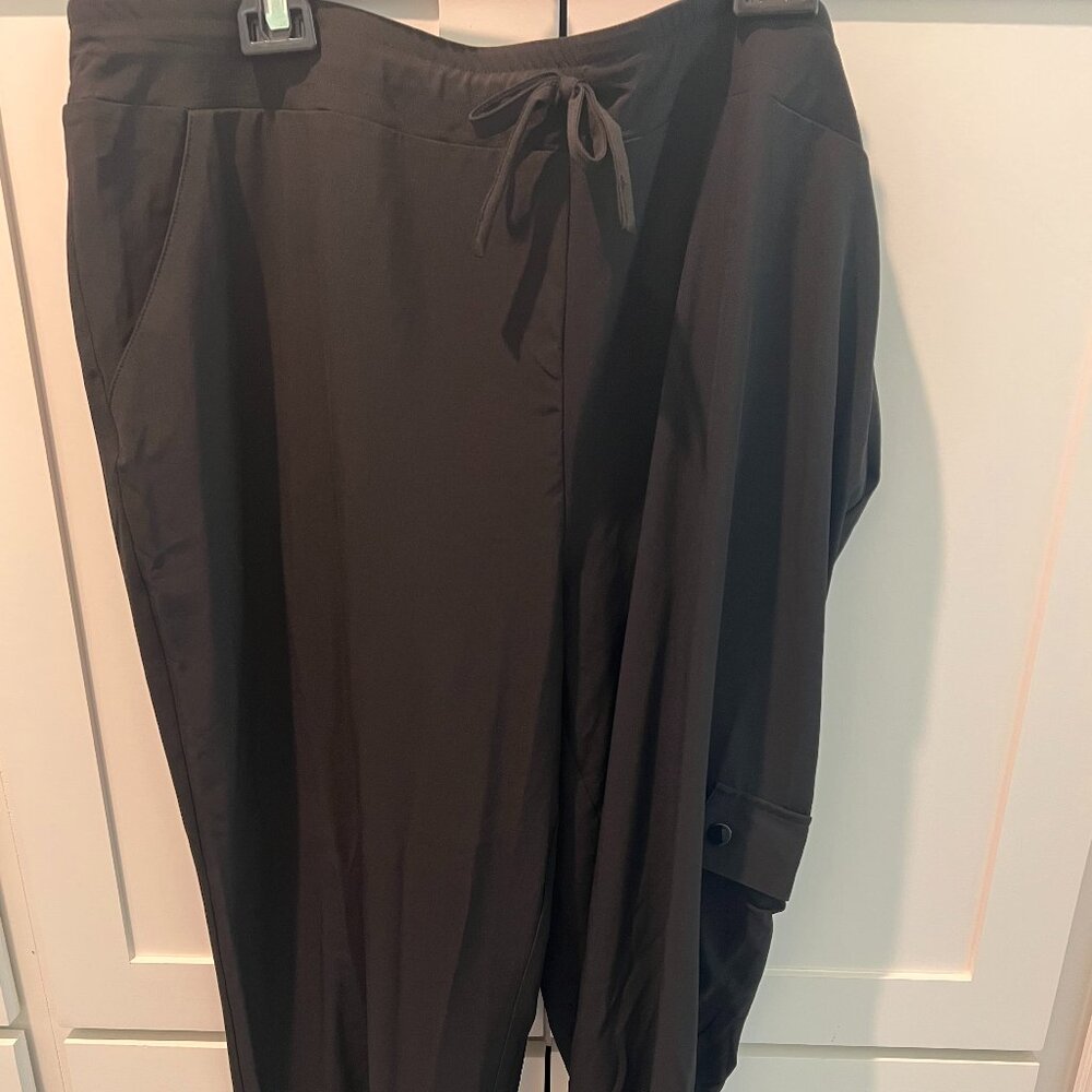 Chico's Zenergy Convertible Utility Crop Black Pant, Size 4
